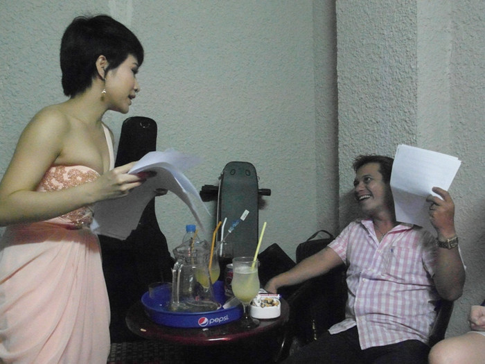 Và trao đổi rất vui vẻ. Và trao đổi rất vui vẻ.