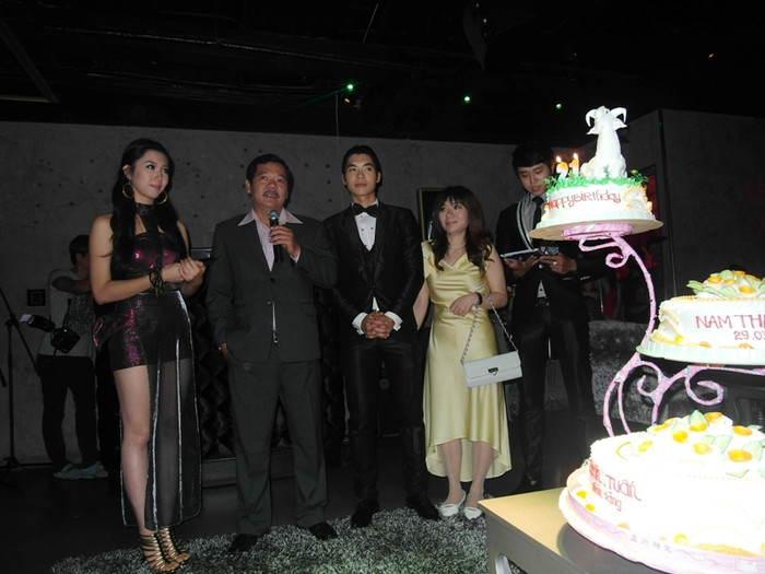 Khoảnh khắc Nam Thành nói lời cám ơn bố mẹ đã vất vả nuôi dưỡng, dạy bảo mình khôn lớn. Khoảnh khắc Nam Thành nói lời cám ơn bố mẹ đã vất vả nuôi dưỡng, dạy bảo mình khôn lớn.