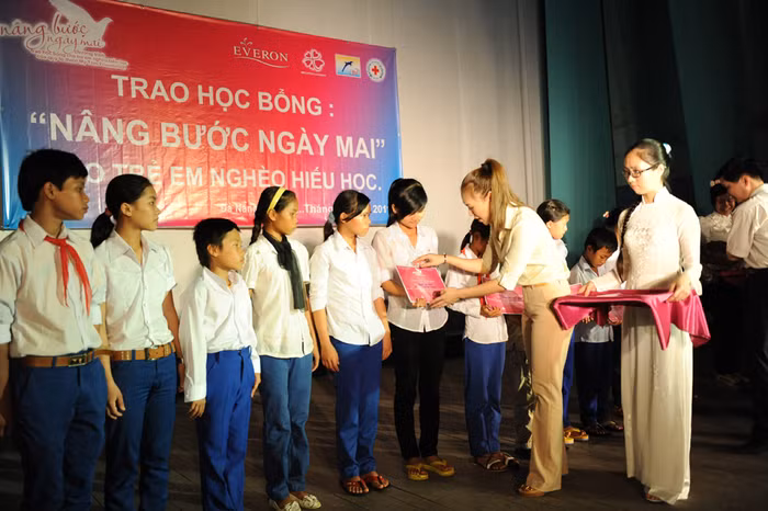 Trao học bổng cho nhiều em học sinh nghèo hiếu học, nghèo khó ở vùng sâu, vùng xa.