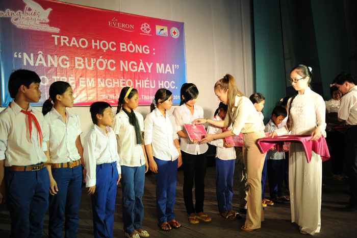 Trao học bổng cho nhiều em học sinh nghèo hiếu học, nghèo khó ở vùng sâu, vùng xa. Trao học bổng cho nhiều em học sinh nghèo hiếu học, nghèo khó ở vùng sâu, vùng xa.