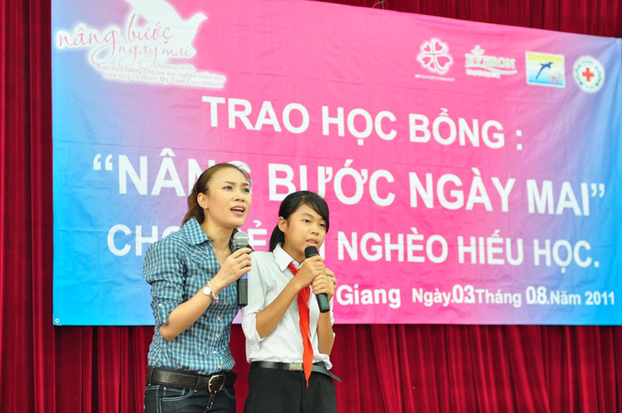 Và “hoạ mi tóc nâu” bình dị, song ca cùng một em gái…. Và “hoạ mi tóc nâu” bình dị, song ca cùng một em gái….