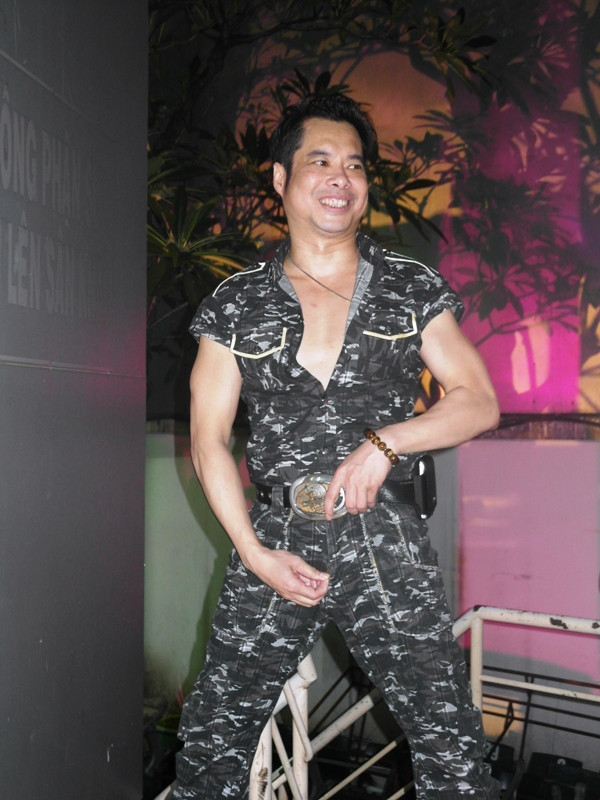 Bất ngờ, Ngọc Sơn thực hiện một cử chỉ khiến phóng viên phải đỏ mặt, tía tai: Kéo phăng dây kéo quần xuống, nói một câu nửa đùa, nửa thật: “Tạo dáng thế này cho sốc tý”!