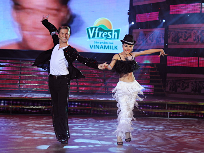 Vân Trang hài hước: “Nhờ anh Quang Dũng nói là bộ đồ giống múa lân nên cứ phải lắc suốt cho giống con lân…”. > Clip Bước nhảy Hoàn vũ: Vân Trang 'múa lân' cực chất > 'Cười ngất' khoảnh khắc 1-0-2 của sao Việt: Vân Trang (P10)