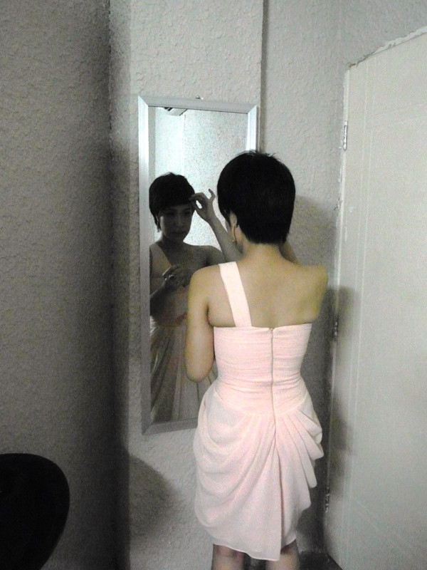 Và chỉnh lại mái tóc. Và chỉnh lại mái tóc.