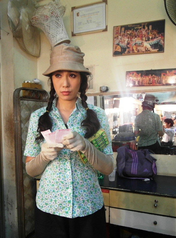 Gương mặt đầy lo lắng, vì trời đã dần chiều, sắp đến giờ xổ mà xấp vé số trên tay vẫn còn dầy cộm… Gương mặt đầy lo lắng, vì trời đã dần chiều, sắp đến giờ xổ mà xấp vé số trên tay vẫn còn dầy cộm…