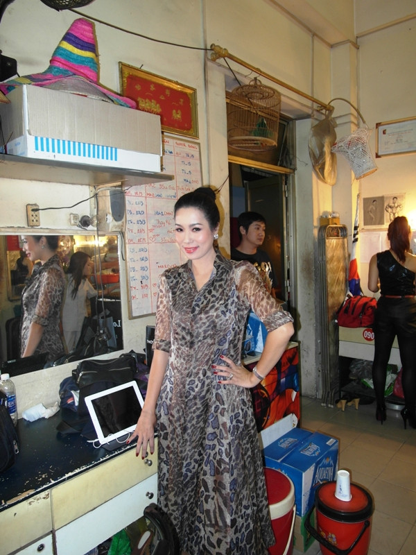 Bà mẹ một con cười tươi, tạo dáng trước ống kính của phóng viên…. Bà mẹ một con cười tươi, tạo dáng trước ống kính của phóng viên….