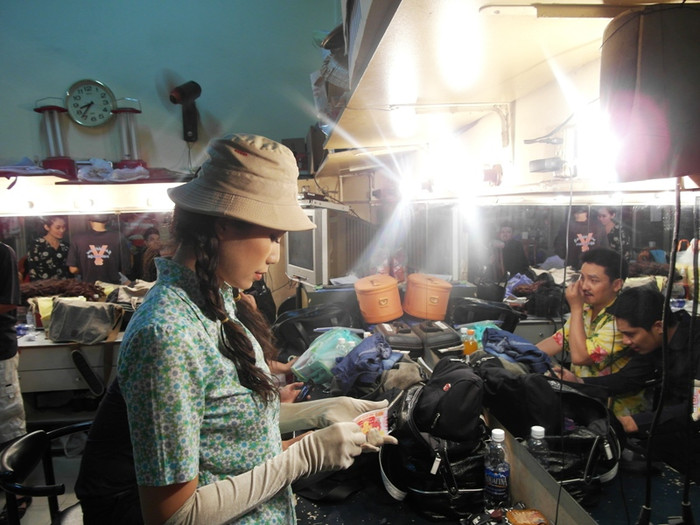 Liên tục đếm lại số tờ vé số… Liên tục đếm lại số tờ vé số…