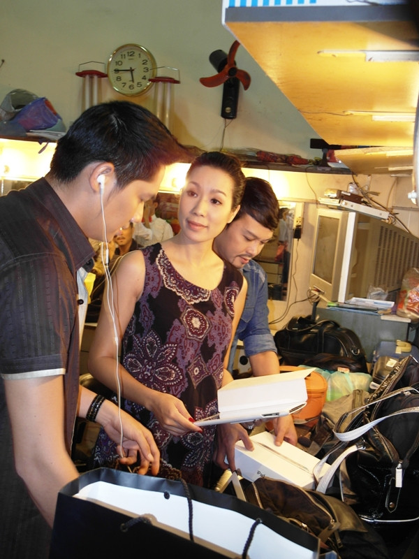 Và đây là cựu Á hậu Trịnh Kim Chi hiện đại, tự lái xe hơi đi diễn, tay cầm Ipad vừa mới mua, trước khi hoá thân thành cô gái nghèo khổ tên Mén. Và đây là cựu Á hậu Trịnh Kim Chi hiện đại, tự lái xe hơi đi diễn, tay cầm Ipad vừa mới mua, trước khi hoá thân thành cô gái nghèo khổ tên Mén.