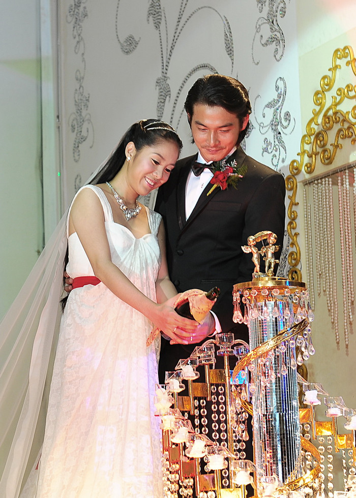 Chàng và nàng cầm tay nhau rót rượu...