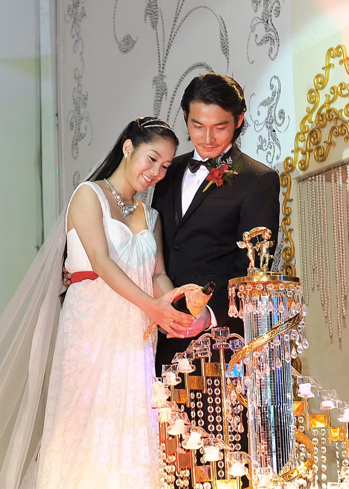 Chàng và nàng cầm tay nhau rót rượu... Chàng và nàng cầm tay nhau rót rượu...