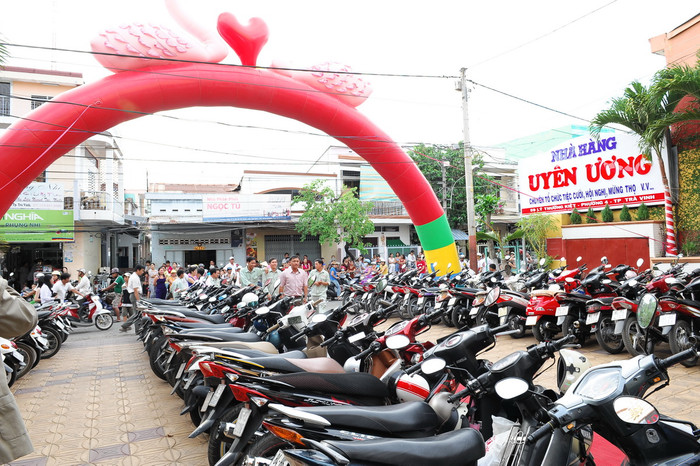 Đám cưới của cặp đôi nổi tiếng của showbiz Việt đã gây sự chú ý của người dân TP.Trà Vinh. Nhiều người đã tập trung trước nhà hàng để chứng kiến.