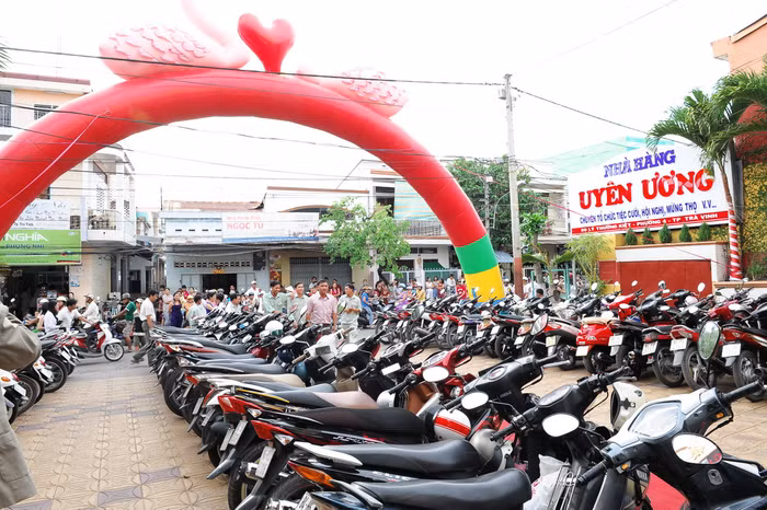 Đám cưới của cặp đôi nổi tiếng của showbiz Việt đã gây sự chú ý của người dân TP.Trà Vinh. Nhiều người đã tập trung trước nhà hàng để chứng kiến. Đám cưới của cặp đôi nổi tiếng của showbiz Việt đã gây sự chú ý của người dân TP.Trà Vinh. Nhiều người đã tập trung trước nhà hàng để chứng kiến.