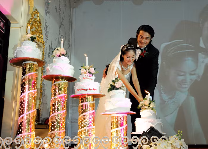 …và lãng mạn. …và lãng mạn.