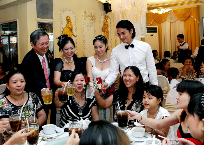 Cô dâu, chú rể cùng bố mẹ nâng ly, chia vui cùng mọi người.