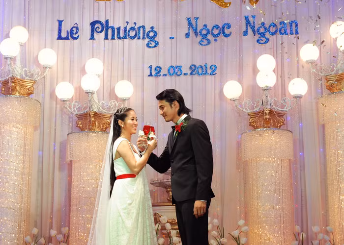 Tươi tắn giây phút giao bôi Tươi tắn giây phút giao bôi