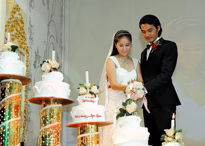 Quách Ngọc Ngoan cầm tay Lê Phương, thắp từng ngọn nến trên các chiếc bánh kem trắng muốt. Quách Ngọc Ngoan cầm tay Lê Phương, thắp từng ngọn nến trên các chiếc bánh kem trắng muốt.