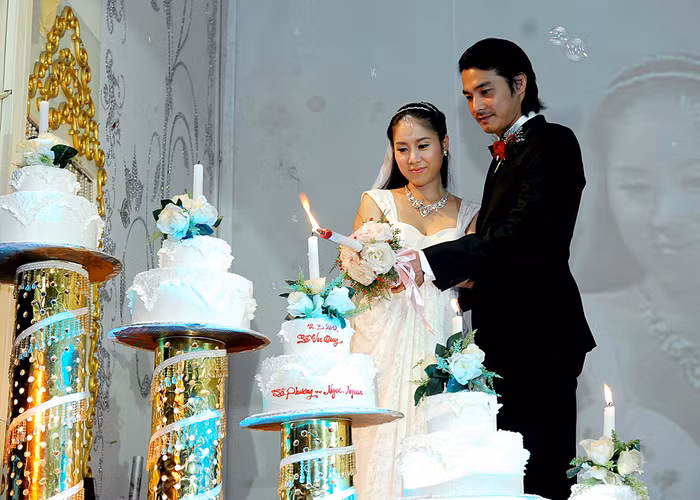 Ánh nến lung linh càng làm cho không gian buổi lễ thành hôn trở nên ấm áp… Ánh nến lung linh càng làm cho không gian buổi lễ thành hôn trở nên ấm áp…