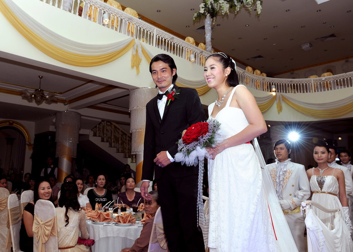 Lê Phương cười tươi sóng đôi cùng Quách Ngọc Ngoan lịch lãm.