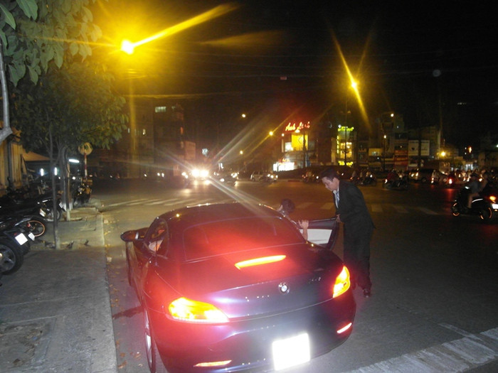 Hát xong hai bài, Ngọc Sơn vội vã chạy ra chiếc xe BWM thể thao và mất dạng….