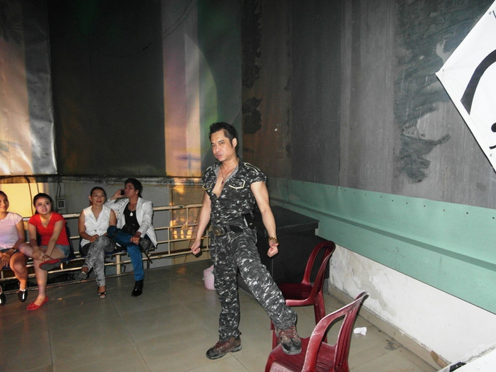 Kéo cái ghế gần đó, Ngọc Sơn xoạc chân gác lên tạo dáng kiểu…anh hùng.