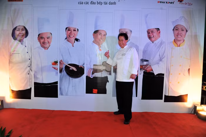 Buổi tiệc do ông Yan, chủ nhân chương trình dạy nấu ăn “Yan can cook”, nổi tiếng thế giới bằng câu: “Yan nấu ăn được thì các bạn cũng có thể nấu ăn được” và 6 đầu bếp tên tuổi tại Việt Nam thực hiện.