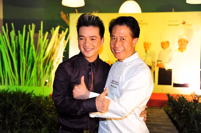 Ông Yan ôm thân mật ông hoàng nhạc Việt Nam, Mr Đàm.