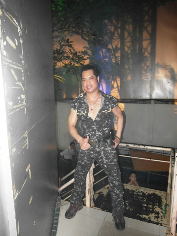 Ngọc Sơn liếng thoắng cho biết có được vóc dáng khoẻ mạnh thế này là nhờ luyện... ngũ âm chân kinh.