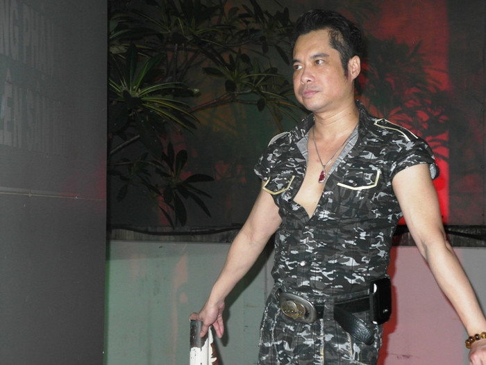 Dáng đứng, vẻ mặt Ngọc Sơn chờ đến giờ hát.