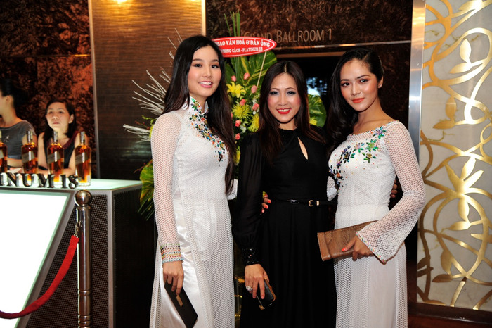 Chuyên viên trang điểm Hạ My (giữa) bên cạnh hai người đẹp Diễm My và Thuý Nga. Chuyên viên trang điểm Hạ My (giữa) bên cạnh hai người đẹp Diễm My và Thuý Nga.