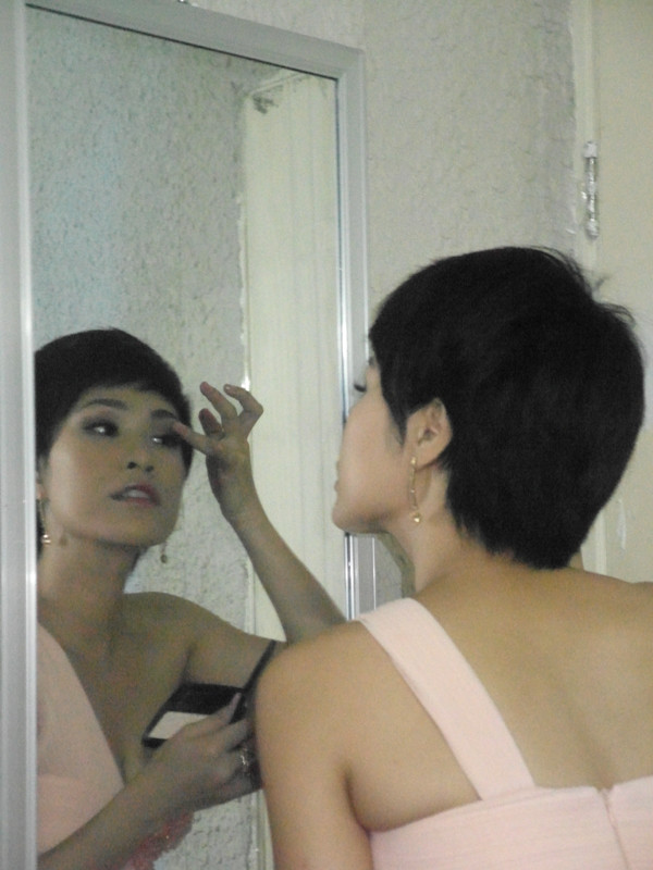 Cô “chăm sóc” kỹ đôi mắt… Cô “chăm sóc” kỹ đôi mắt…