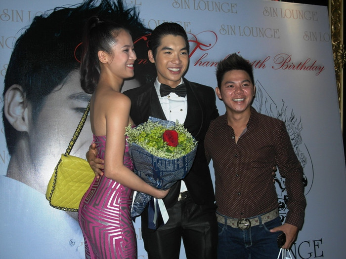 Thái Hà mang đến cho Nam Thành bó hoa hồng một đóa tươi thắm. Thái Hà mang đến cho Nam Thành bó hoa hồng một đóa tươi thắm.