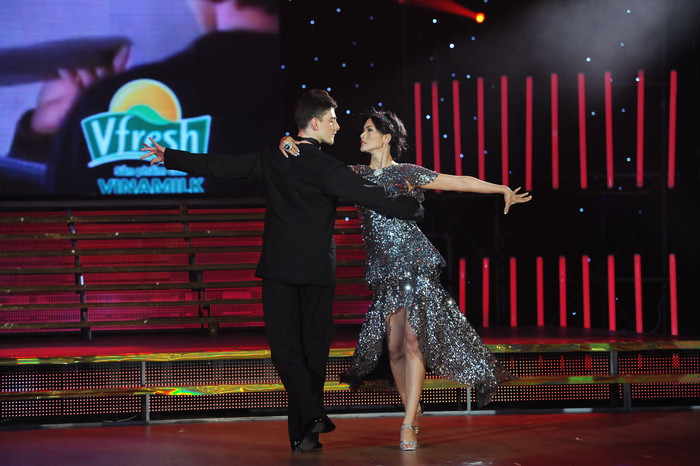 Tuy vũ công người nước ngoài kém hơn Anh Thư đến 10 tuổi nhưng dường như không còn khoảng cách tuổi tác. Tuy vũ công người nước ngoài kém hơn Anh Thư đến 10 tuổi nhưng dường như không còn khoảng cách tuổi tác.