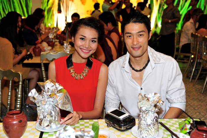 Mềm mại và nữ tính bên cạnh diễn viên Trí Nguyễn.