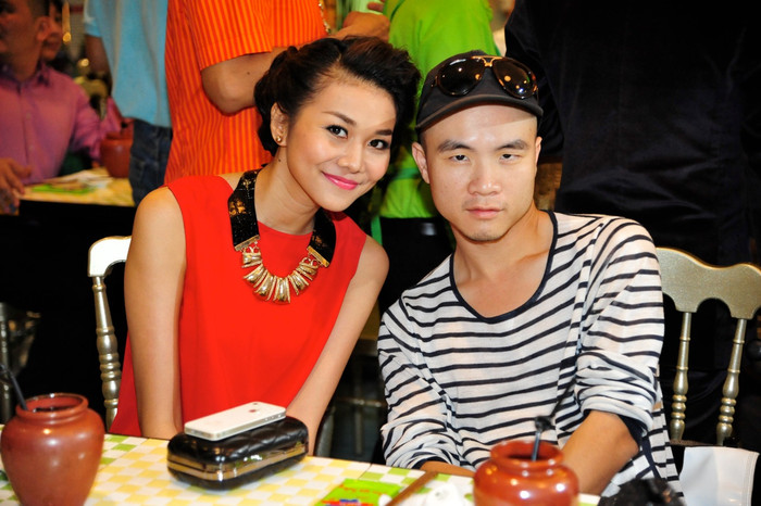 Tạo dáng tinh nghịch cạnh nhà thiết kế Đỗ Mạnh Cường.