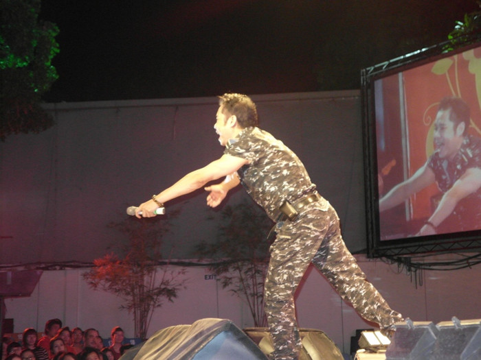 Thấy nhiều khán giả chụp ảnh, anh đã nói một câu gây… sửng sốt mọi người: “Cám ơn mọi người nãy giờ đã chụp ảnh, quay phim tôi, mang về làm bộ sưu tập những hình ảnh thú quý hiếm”. Mọi người cười nghiêng ngả với câu pha trò của Ngọc Sơn.