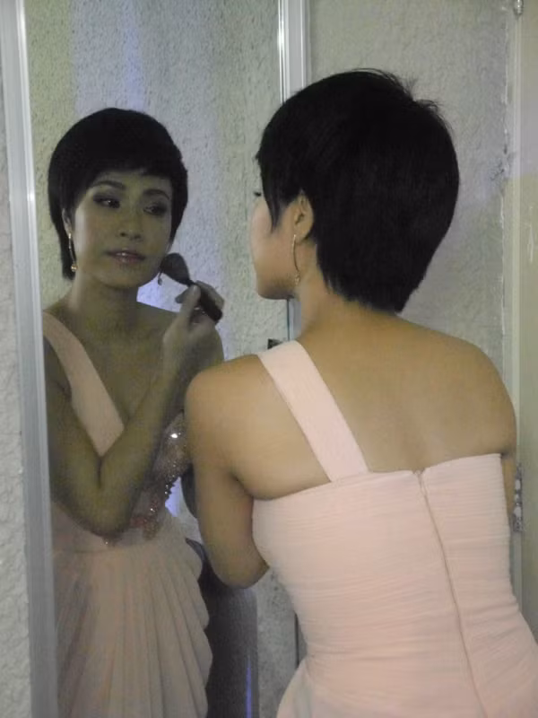 Trang điểm cẩn thận lần nữa…