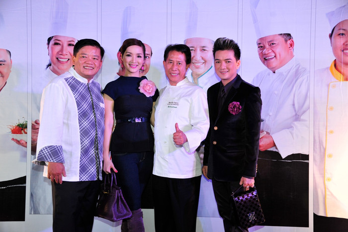 Đã nhiều lần đến Việt Nam, ông Yan đã trở thành bạn của Giáng My, Mr Đàm. Ông Yan tay bắt, mặt mừng những người bạn cũ trong lần trở lại này.