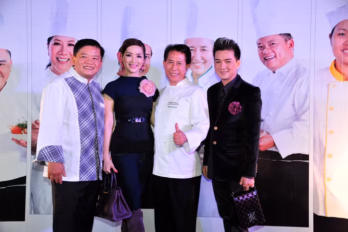 Đã nhiều lần đến Việt Nam, ông Yan đã trở thành bạn của Giáng My, Mr Đàm. Ông Yan tay bắt, mặt mừng những người bạn cũ trong lần trở lại này.