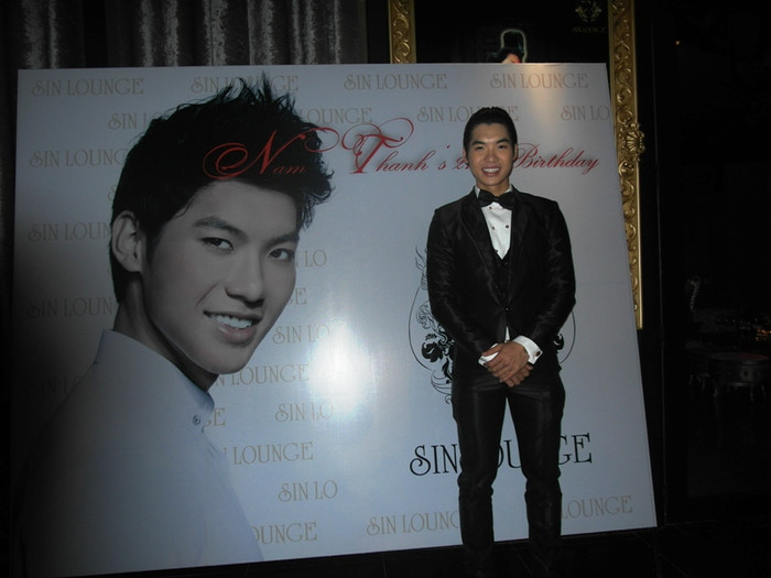 Nam Thành rạng rỡ, lịch lãm trong ngày đón mừng thêm một tuổi mới. Nam Thành rạng rỡ, lịch lãm trong ngày đón mừng thêm một tuổi mới.