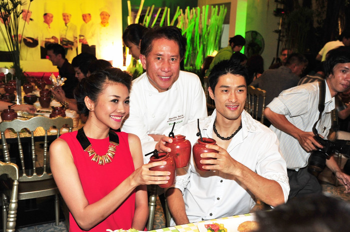 Thanh Hằng và Trí Nguyễn chụp ảnh lưu niệm cùng vị đầu bếp nổi tiếng thế giới.