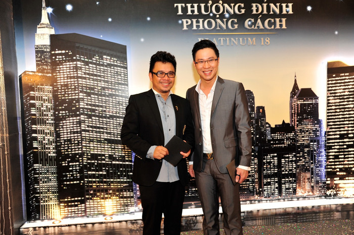 Stylist Nguyễn Thiện Khiêm và MC Anh Quân. Stylist Nguyễn Thiện Khiêm và MC Anh Quân.