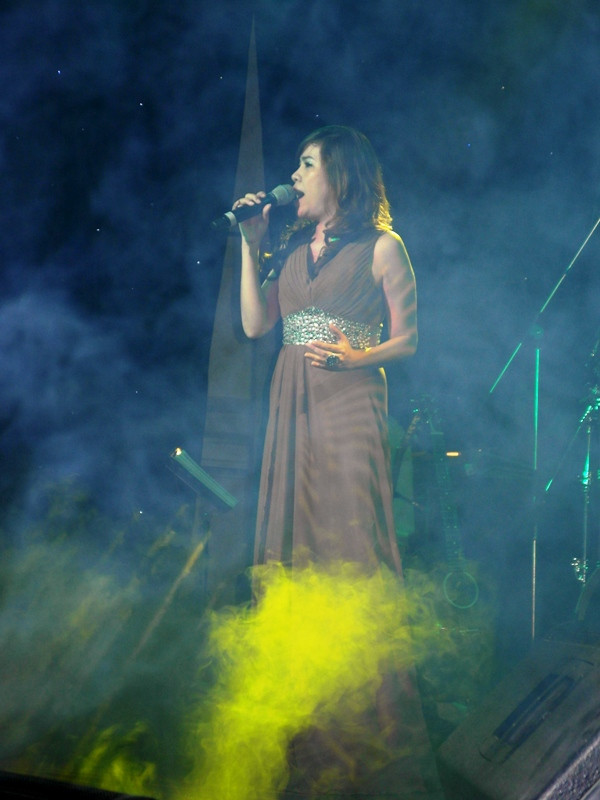 Đêm nay, chị đã “bung” cảm xúc, mang đến cho khán giả yêu giọng hát của mình hàng loạt ca khúc Việt Nam lẫn ngoại quốc. Tuy nhiên, ca sĩ Cam Thơ đã không…thèm hát ca khúc nào của đức lang quân. Chị cho biết: “Tôi hát hoài ca khúc của anh Quang rồi. Hôm nay ổng chịu thiệt thòi một chút, có sao đâu!”. Đêm nay, chị đã “bung” cảm xúc, mang đến cho khán giả yêu giọng hát của mình hàng loạt ca khúc Việt Nam lẫn ngoại quốc. Tuy nhiên, ca sĩ Cam Thơ đã không…thèm hát ca khúc nào của đức lang quân. Chị cho biết: “Tôi hát hoài ca khúc của anh Quang rồi. Hôm nay ổng chịu thiệt thòi một chút, có sao đâu!”.