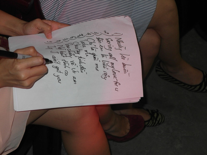 Và vẫn tiếp tục, gồm nhiều bài hát tiếng Việt, lẫn tiếng Anh. Và vẫn tiếp tục, gồm nhiều bài hát tiếng Việt, lẫn tiếng Anh.