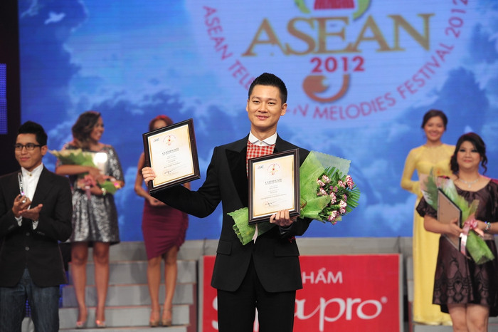 Đức Tuấn đã đoạt cú đúp tại Liên hoan tiếng ca truyền hình Asean 2012. Đức Tuấn đã đoạt cú đúp tại Liên hoan tiếng ca truyền hình Asean 2012.