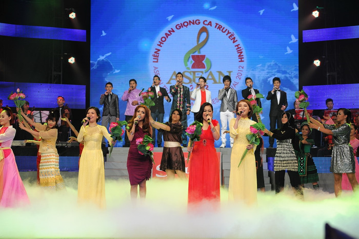 Các ca sĩ khối Asean thể hiện tình cảm anh em thân thiết, chung giọng hát bài Let us Move ahead. Các ca sĩ khối Asean thể hiện tình cảm anh em thân thiết, chung giọng hát bài Let us Move ahead.