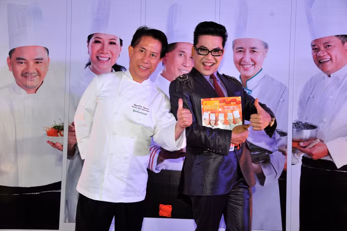 MC Thanh Bạch rất trẻ trung, gương mặt đầy phấn khích trước vị đầu bếp tài ba.