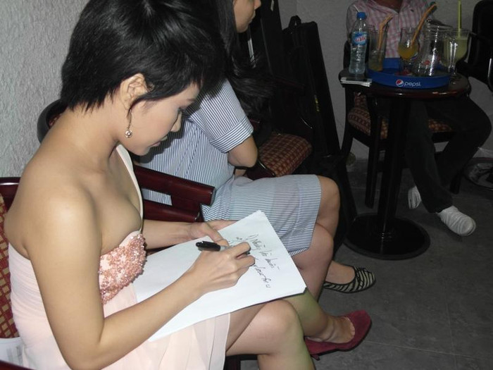 Bài hát đầu tiên nằm trong danh sách là “Những lời buồn”. Bài hát đầu tiên nằm trong danh sách là “Những lời buồn”.