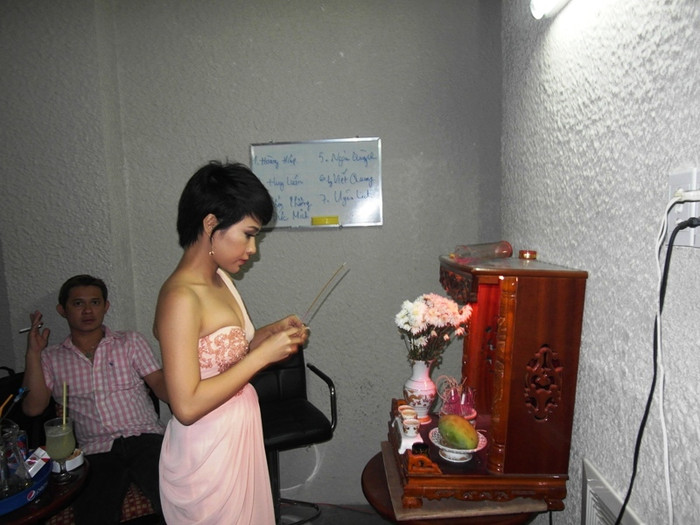 Cũng như nhiều ca sĩ khác, Uyên Linh rất tin vào tổ nghiệp. Uyên Linh tin rằng sự thành kính của cô trước tổ nghiệp sẽ mang đến những may mắn, thuận lợi cho cô trong giờ biểu diễn. Cũng như nhiều ca sĩ khác, Uyên Linh rất tin vào tổ nghiệp. Uyên Linh tin rằng sự thành kính của cô trước tổ nghiệp sẽ mang đến những may mắn, thuận lợi cho cô trong giờ biểu diễn.