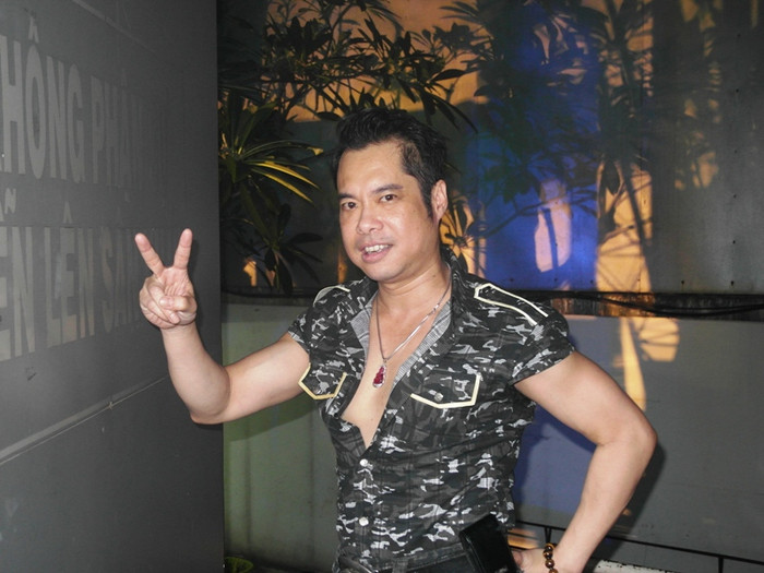 Ngọc Sơn rất vui vẻ, thân thiện với phóng viên, khá điềm tĩnh sau scandal mặc áo ngực của phụ nữ.