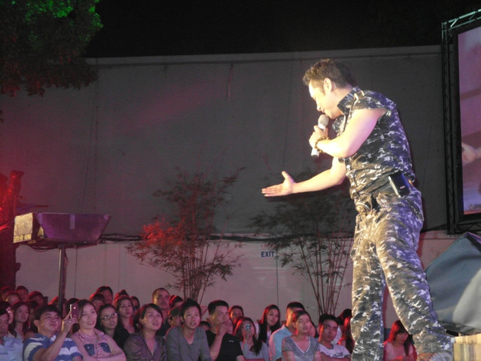 Bước ra sân khấu, Ngọc Sơn nói một câu làm những người có mặt không khỏi choáng váng: “Chào đại gia đình yêu dấu. Hàng đêm Ngọc Sơn luyện chưởng, cầu nguyện cho đại gia đình được bình yên. Bây giờ kêu Ngọc Sơn nhảy lầu tự tử vì đại gia đình, Ngọc Sơn cũng dám làm…”.